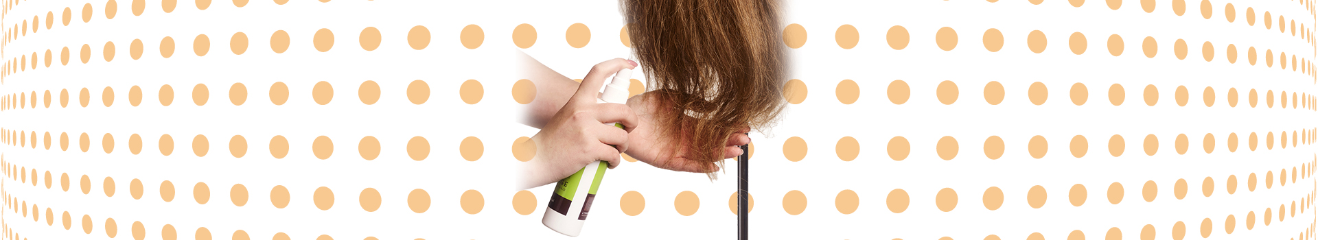 Haarspitzen einer Frisierpuppe werden mit Sprühpflege behandelt